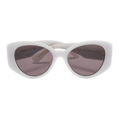 Lunettes de soleil yeux de chat Miu Miu gris clair/noir dégradé SMU03W