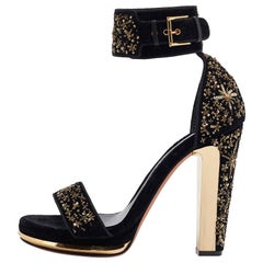 Alexander McQueen Schwarze Sandalen mit Knöchelriemen aus Samt mit Verzierungen Größe 39