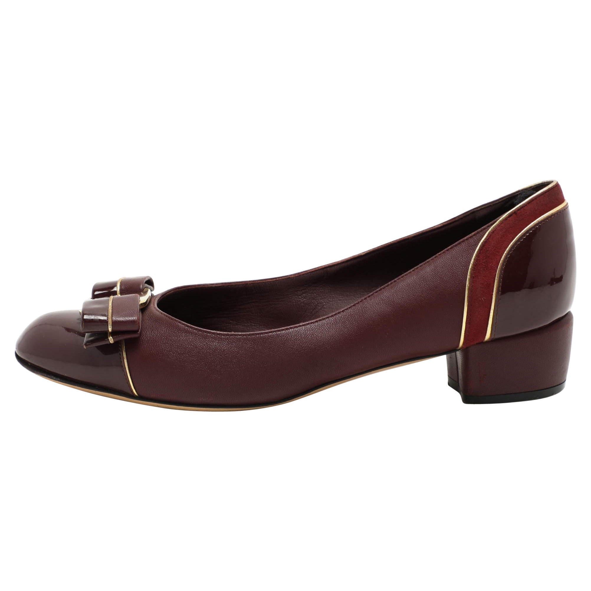Salvatore Ferragamo Burgunderfarbene Pumps aus Leder und Wildleder Vara mit Schleife mit Absatz Größe 35.5