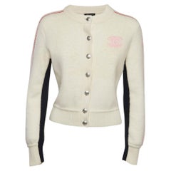 Chanel Cremefarbene Strickjacke aus Kaschmir und Rin-Strick mit Logo und Knopfleiste S