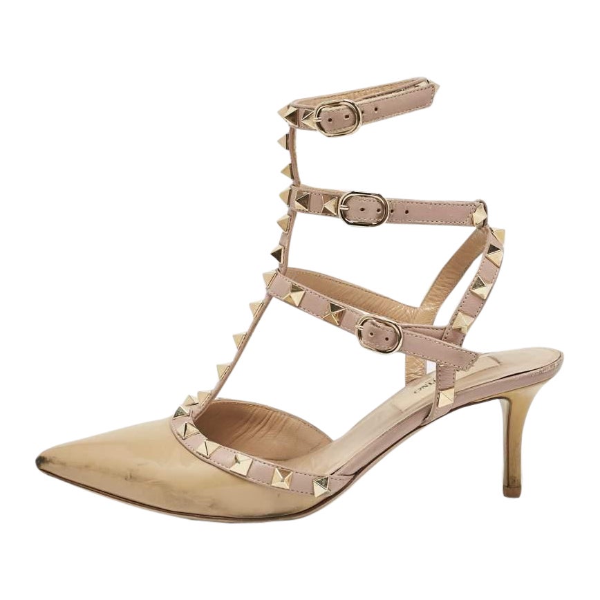 Bombas con correa al tobillo Rockstud de charol beige Valentino Talla 36