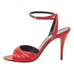 Saint Laurent Sandalias rojas con tira al tobillo de piel acanalada talla 39.5