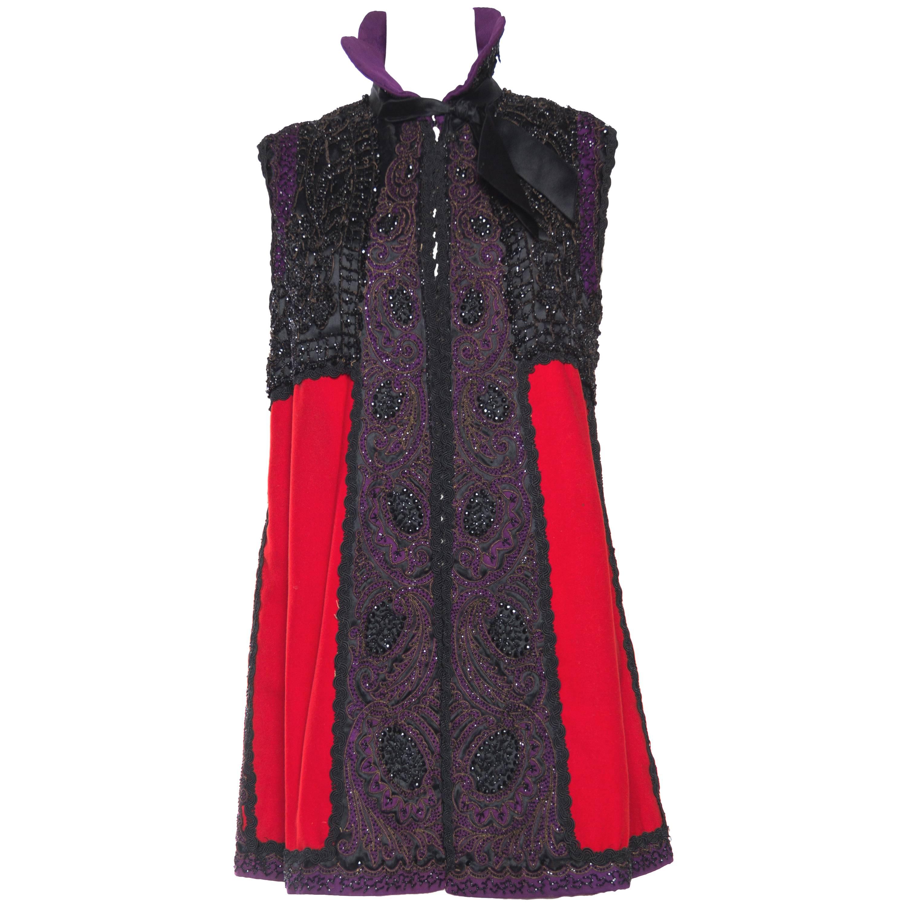 MORPHEW COLLECTION Rote und schwarze Seidenwolleweste mit viktorianischem Stoff, Perlenstickerei im Angebot