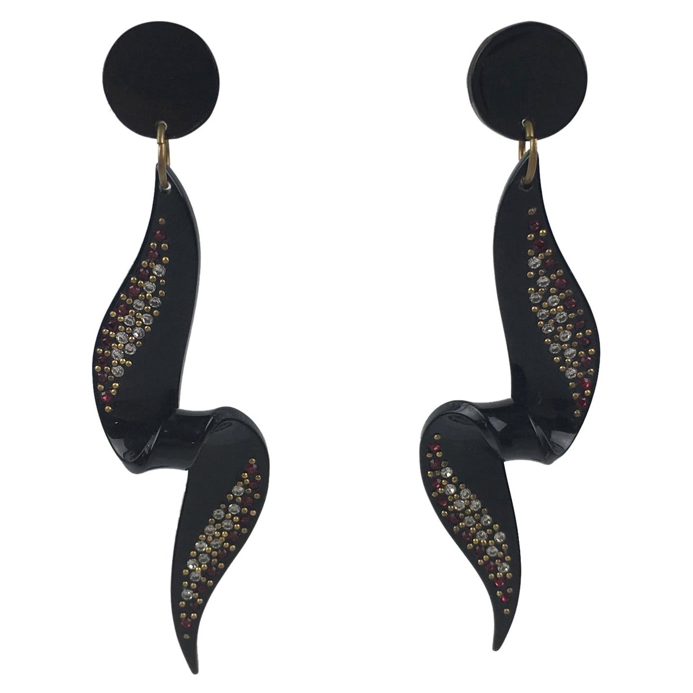 Orecchini pendenti a clip in resina nera con strass di cristallo rosso in vendita