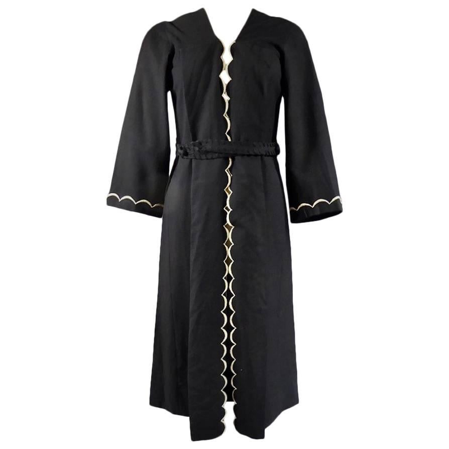 CIRCA 1920/1930
Französische Haute Couture
Seltene Collectional Haute Couture Mantel oder Kaftan von Abend / Interieur etikettiert von Chéruit Wormser und Boulanger, 21 place Vendôme Paris. Schwarzer Woll-Serge mit weißen und schwarzen Stickereien