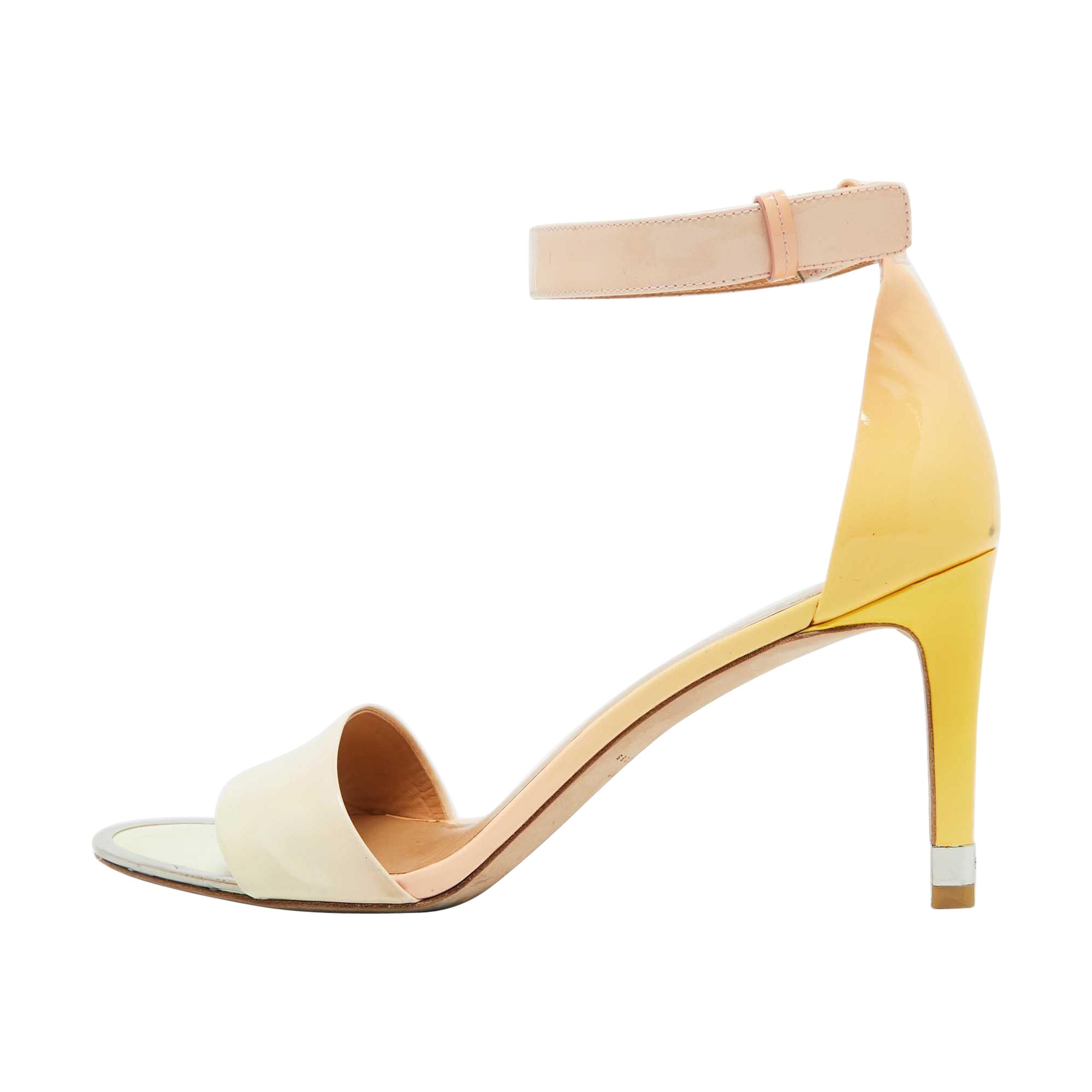 Marc by Marc jacobs Sandali con cinturino alla caviglia in pelle verniciata beige/gialla taglia 40 in vendita