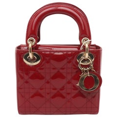 Lady Dior Mini-Handtasche aus burgunderrotem Lackleder mit goldenem Kettenriemen