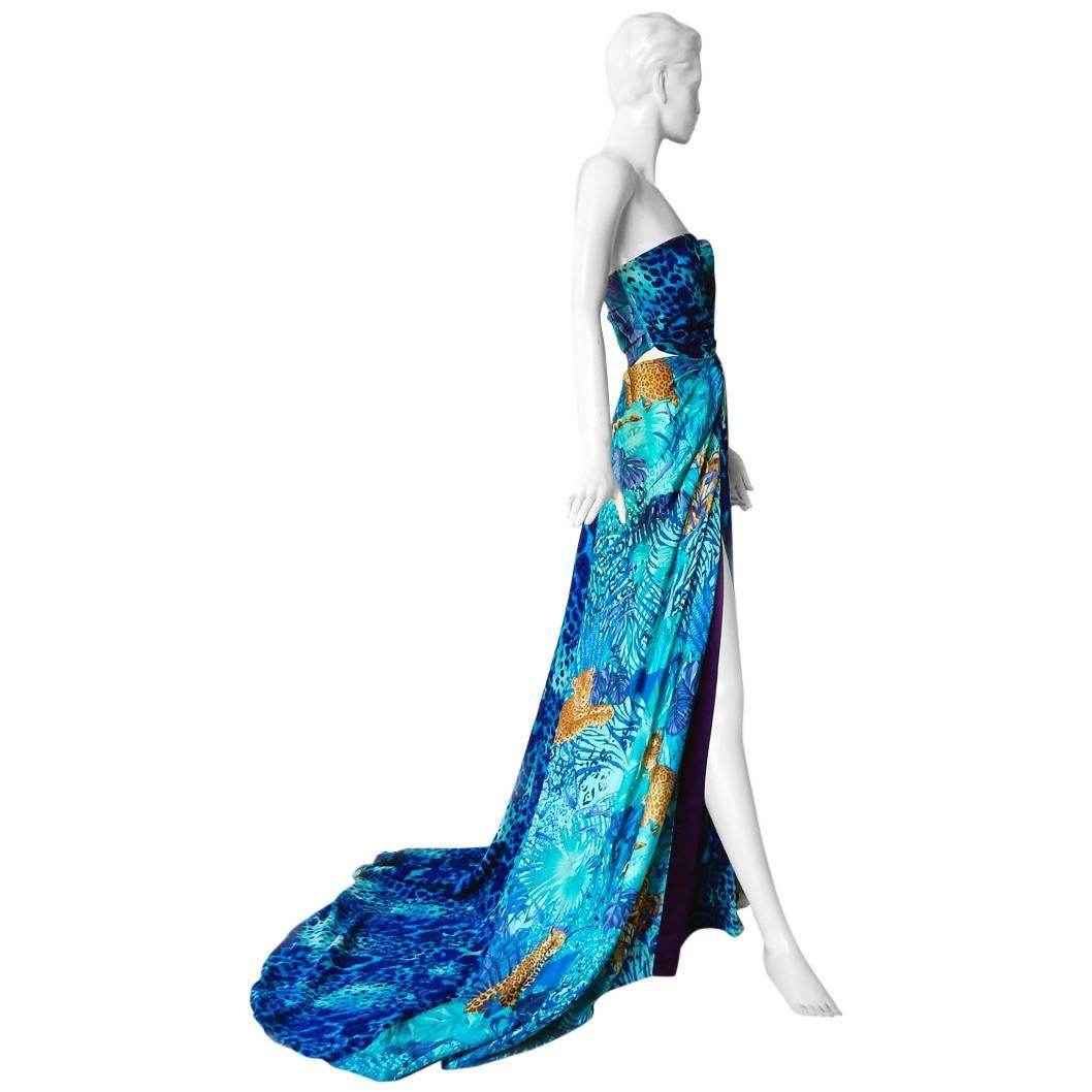 Impresionante strapless Salvatore Ferragamo con estampado de leopardo en tonos de seda azul intenso, turquesa y morado.  Presume de un aspecto exótico inusual.  Con cintura ceñida que se prolonga en una falda drapeada con gran abertura
