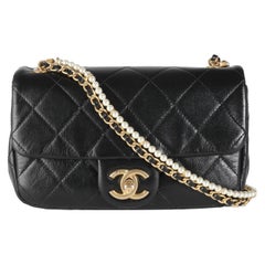 Chanel Mini Flap in pelle d'agnello trapuntata nera con catena di perle