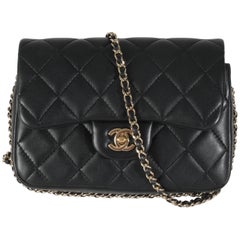 Chanel Mini in pelle d'agnello trapuntata nera con patta di perle preziose