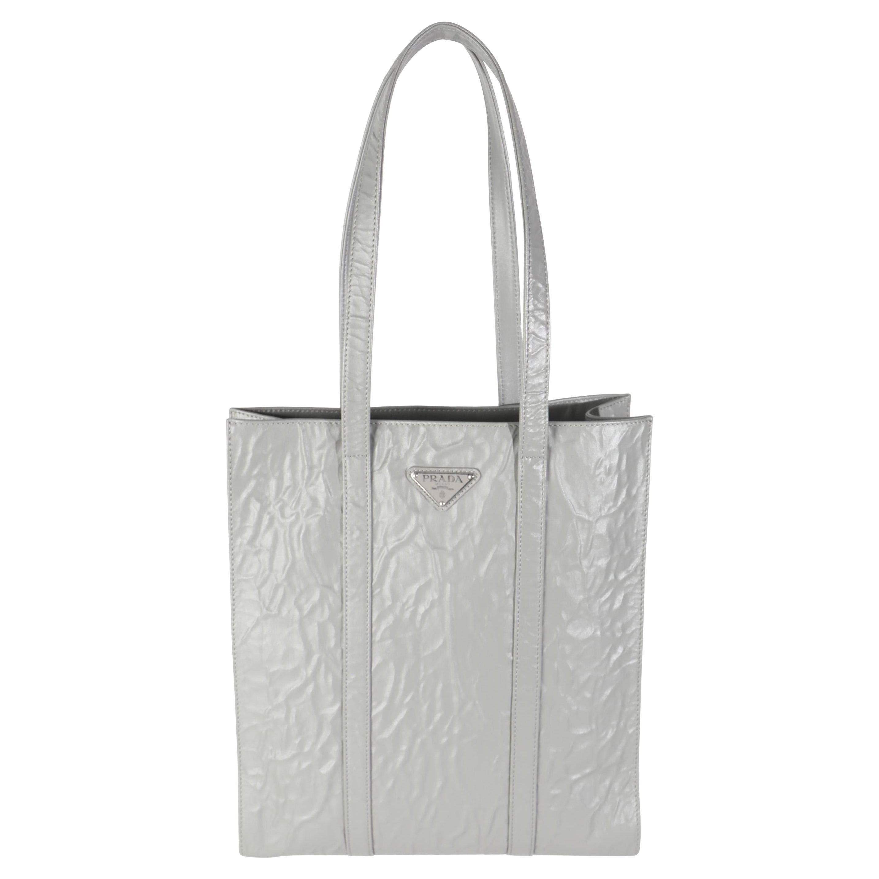 Prada Kleine antike Nappa-Tasche aus Schiefergrau