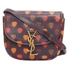 SAINT LAURENT Bolso crossbody YSL Kaia marrón con estampado de corazones en relieve