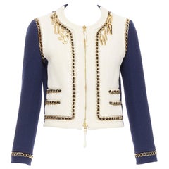 MOSCHINO marineblaue Jacke aus cremefarbenem Tweed mit Logo-Anhänger in Weißgold IT40 S