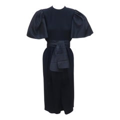 BILL BLASS Schwarzes Seidenkleid mit Failleärmeln und Schärpe, ca. 1980