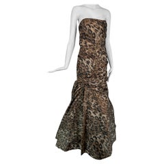 Monique Lhuillier Herbst 2011 Trägerloses Kleid mit Leopardenmuster, drapiert und mit Korsett groß