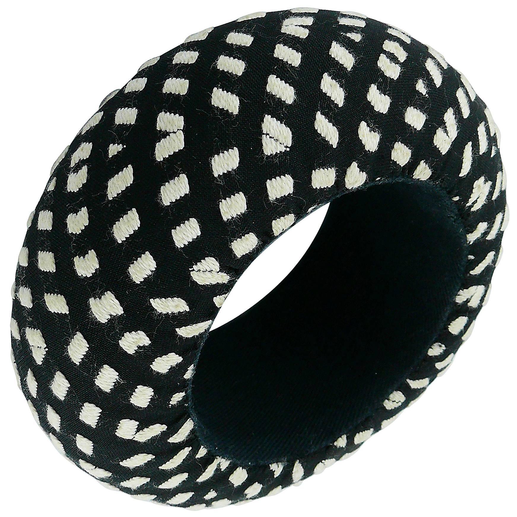 Christian Lacroix (Attribuito a) Bracciale da passerella in bianco e nero Primavera 2008