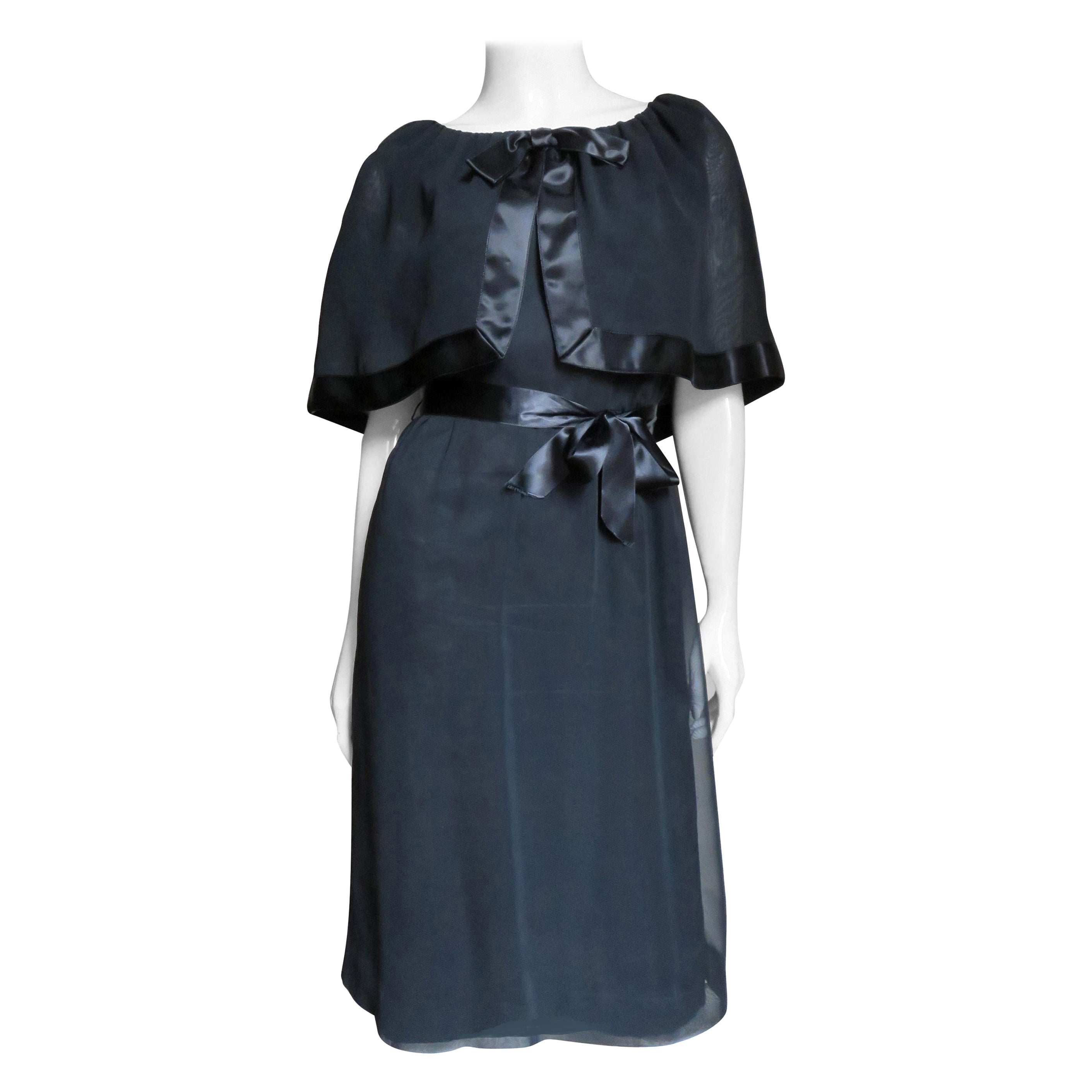 Travilla Kleid mit Capelet 1970er Jahre im Angebot