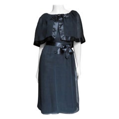 Travilla Kleid mit Capelet 1970er Jahre