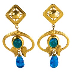 Pendientes colgantes de metal dorado y cristal azul Mercedes Robirosa