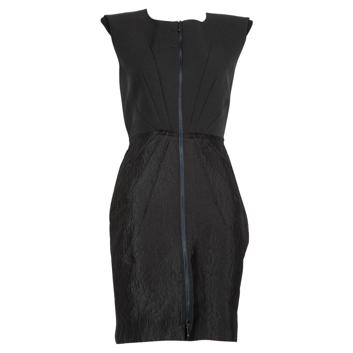 Roksanda Vestido de seda negro con cremallera y mini hombros acolchados Talla L en venta