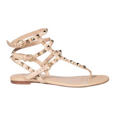 Sandalias planas Rockstud de piel beige Valentino Garavani Talla IT 35