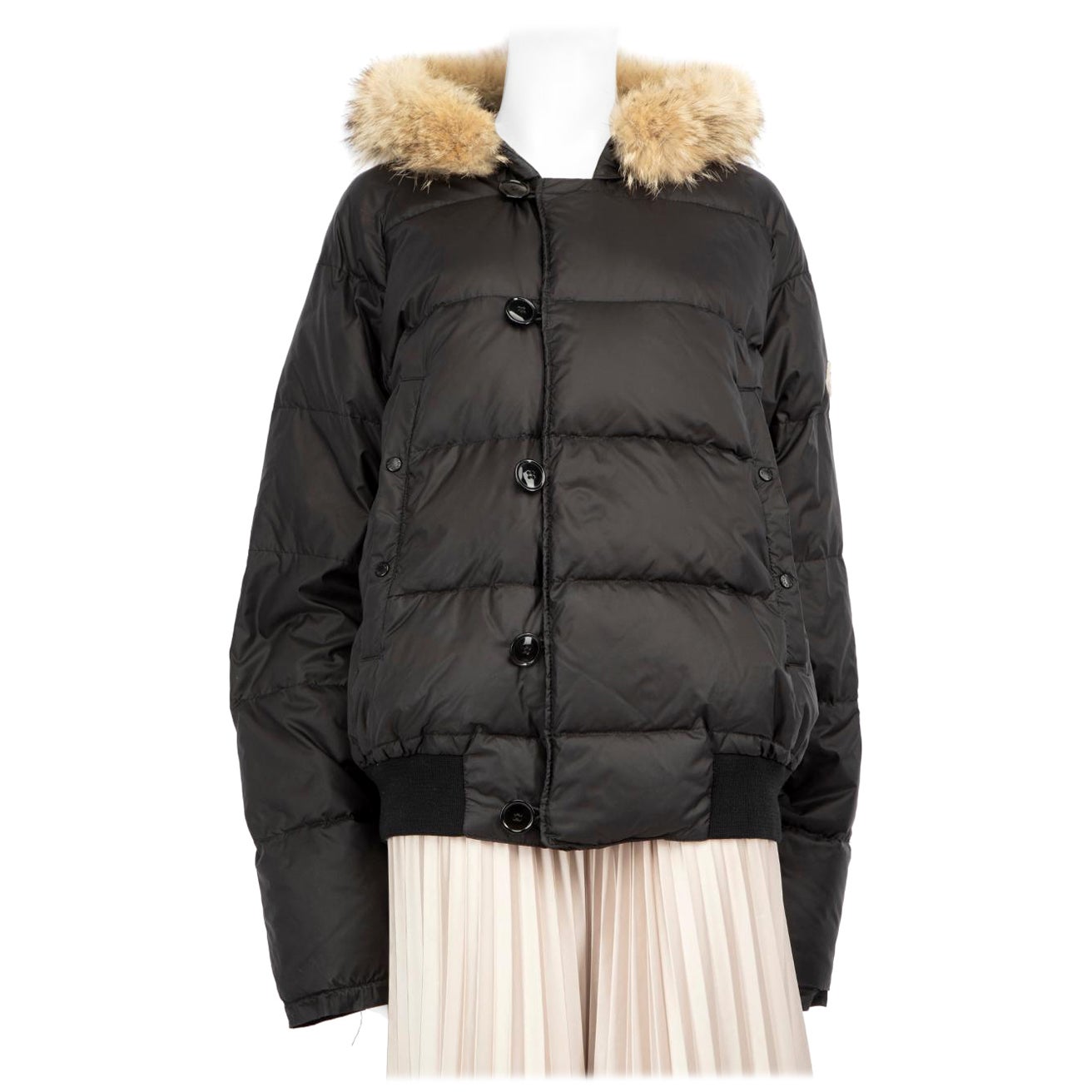 Moncler Giacca Puffer con cappuccio con bordo in pelliccia nera taglia M.