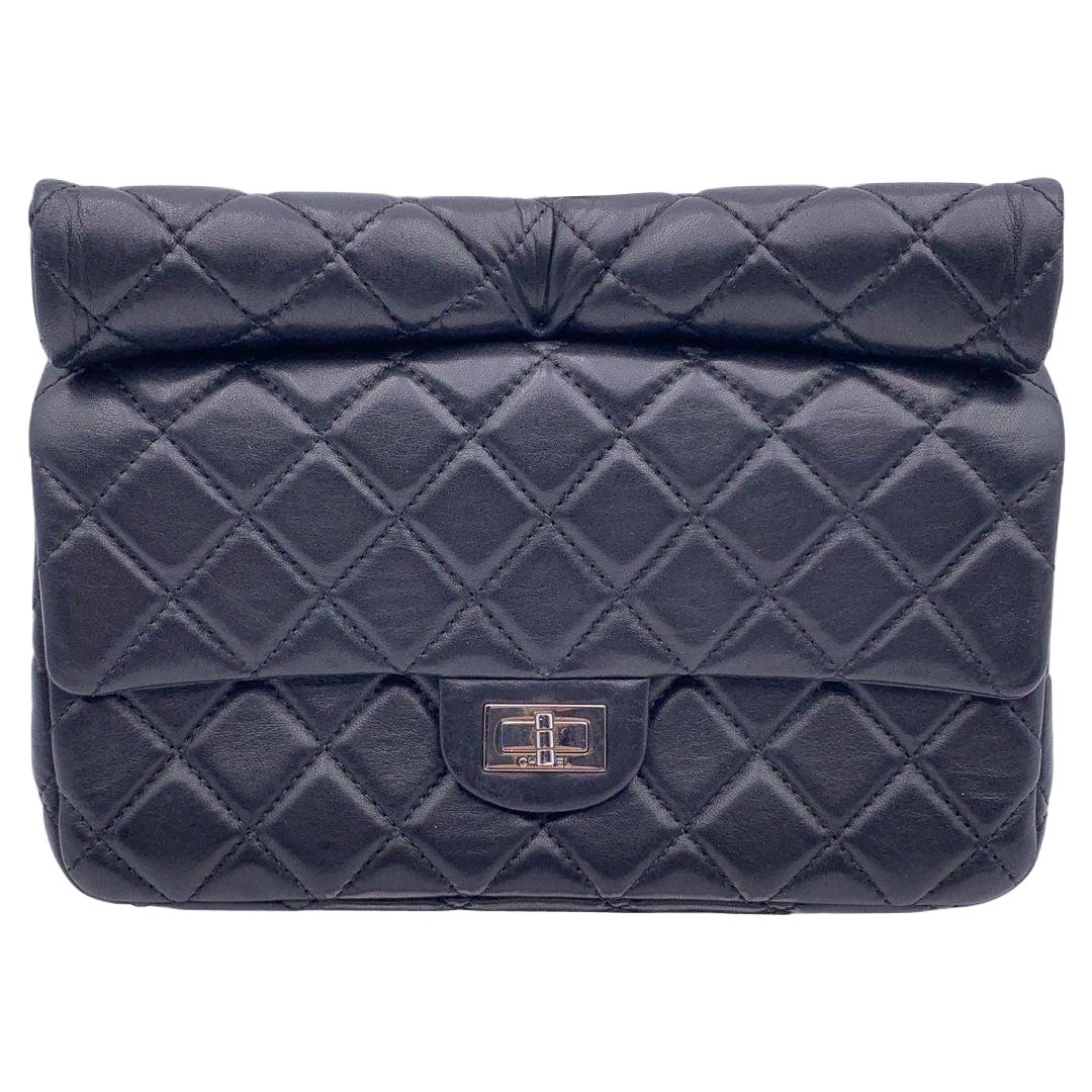 Chanel 2010s Pochette Roll Reissue 2.55 en cuir matelassé noir