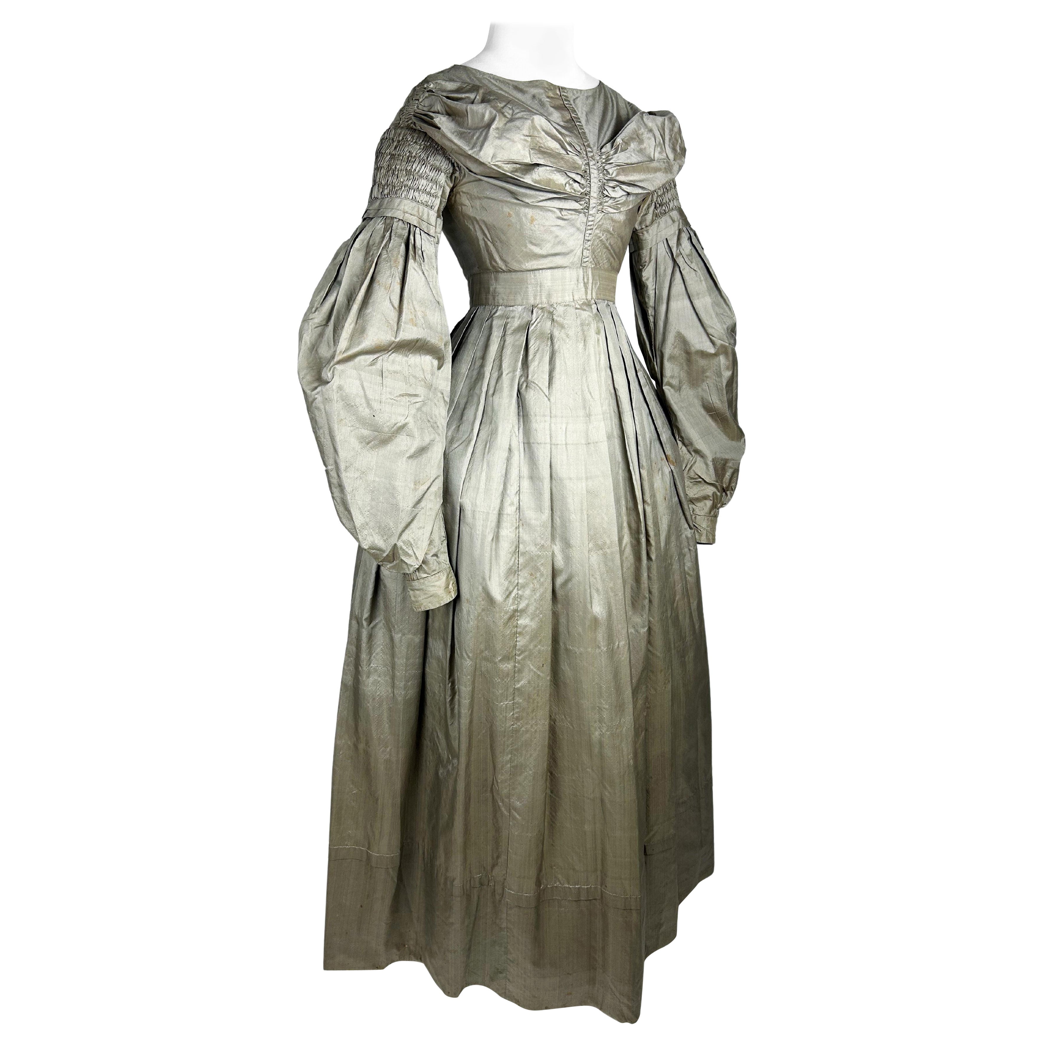 Bronzefarbenes Taft-Tageskleid mit muttonischen Ärmeln aus Bronze – Frankreich um 1840
