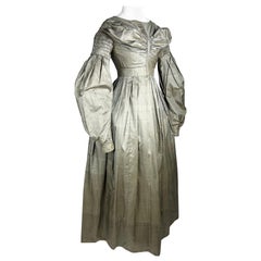 Antique A bronze taffetas day dress with mutton's sleeves - France Circa 1840