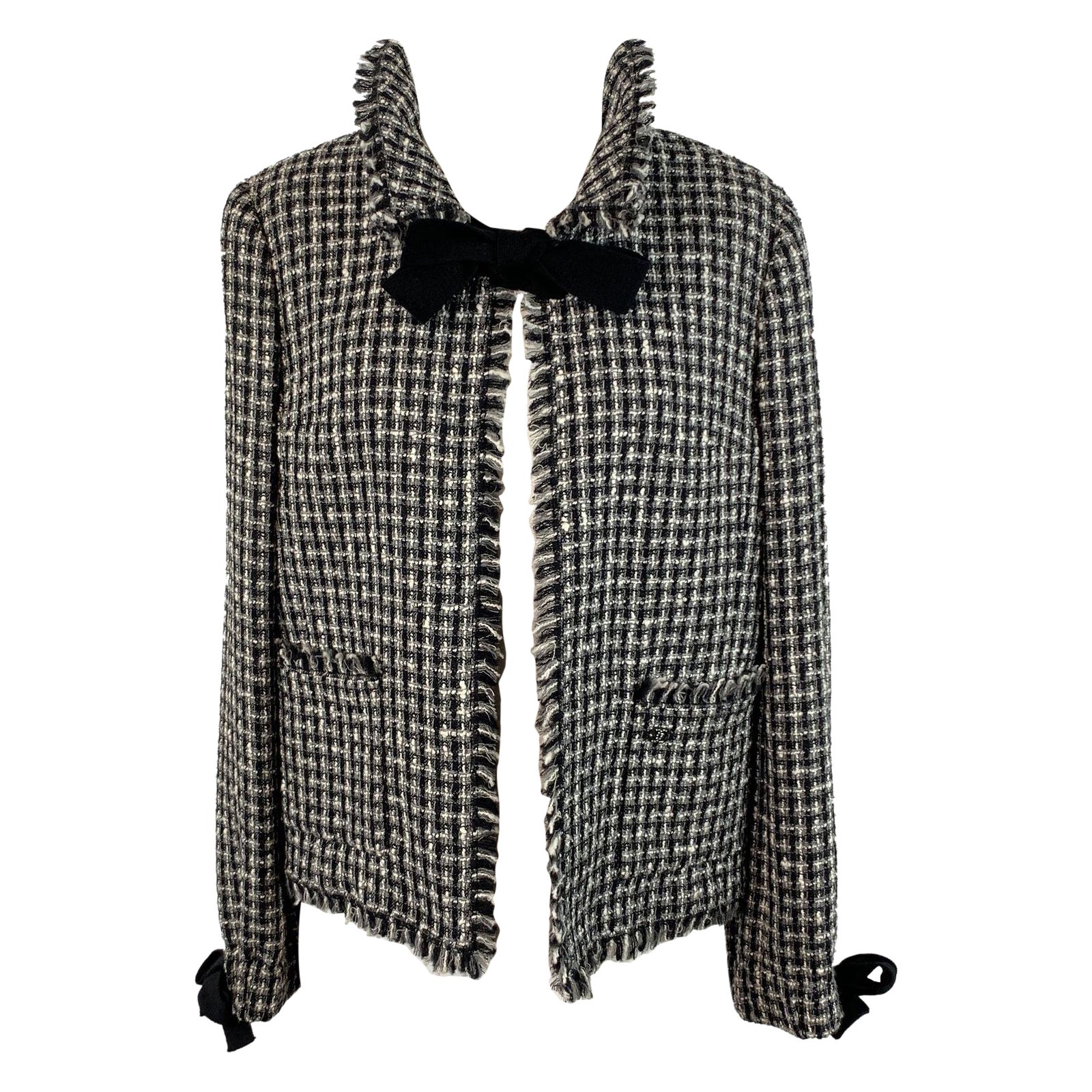 Chanel 2004 Black White Wool Tweed Jacket with Bows Size 42 FR For Sale