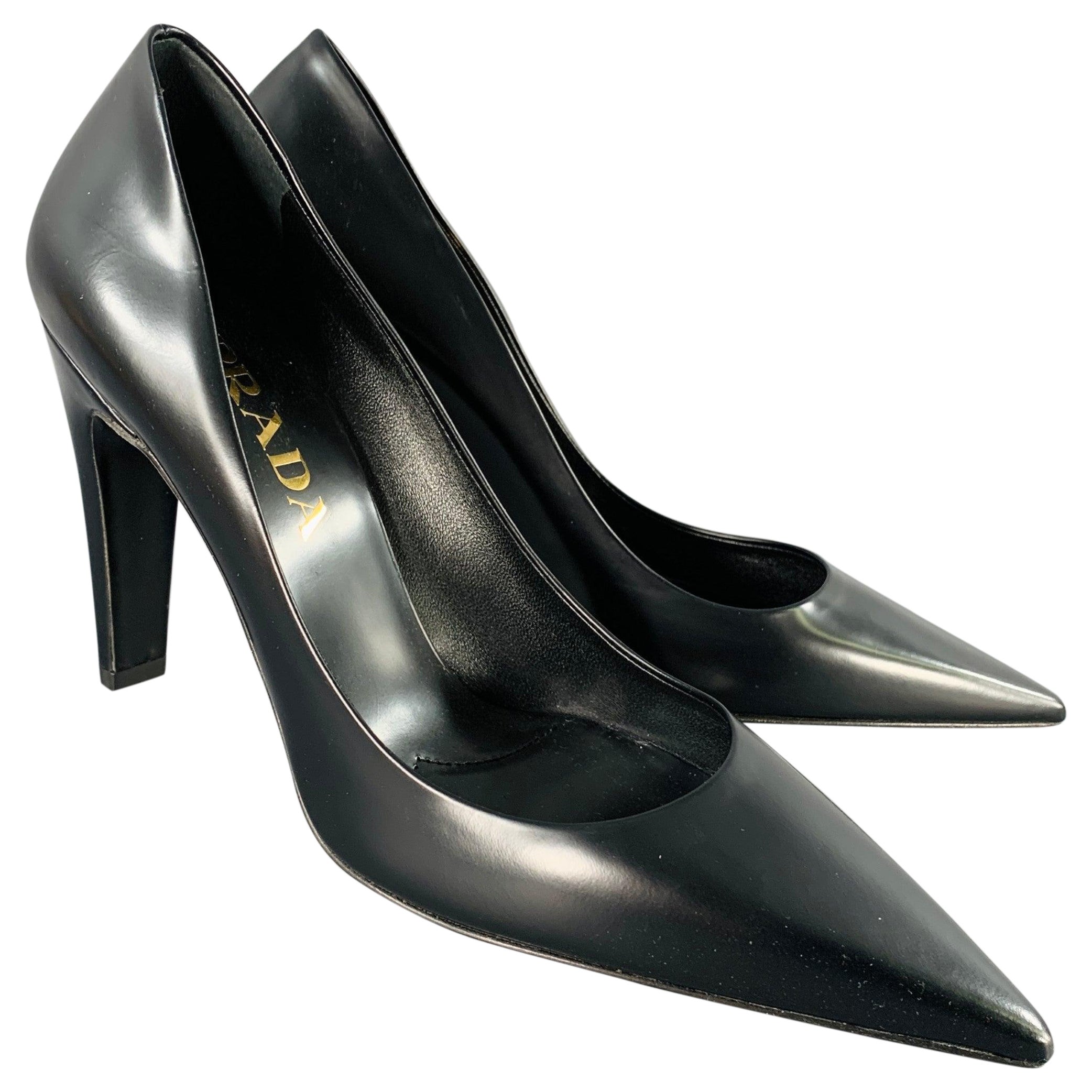 PRADA Taille 7 Escarpins à bout pointu en cuir noir en vente