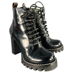 LOUIS VUITTON Taglia 7.5 Stivali in pelle verniciata nera con suola in gomma da calpestare e allacciati
