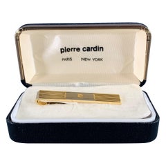 PIERRE CARDIN Pasador de corbata de metal grabado en oro