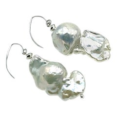 Boucles d'oreilles en argent sterling avec perles baroques naturelles.