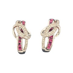 Colette  Boucles d'oreilles J-Hook en or blanc 14K avec rubis et diamants  Channel Set Princesse