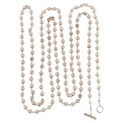 Chanel Collier long en perles métalliques argentées
