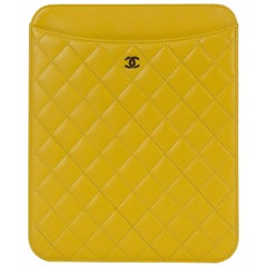 Nouveau dans la boîte Chanel jaune matelassé cuir Ipad Case