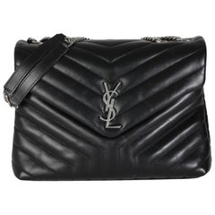 Saint Laurent Bolso mediano de piel de becerro negra con cadena Loulou