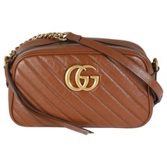 Gucci Cuir émaillé matelassé Matelasse Diagonal petit sac à bandoulière GG Marmont