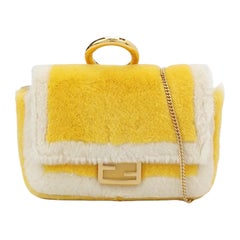 Fendi Nano Baguette Charm Piel sintética amarilla con cadena