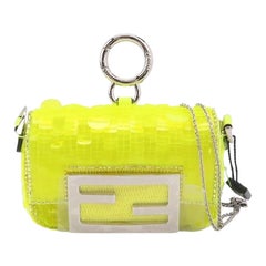 Fendi Nano Baguette Charm Paillettes giallo neon con catena