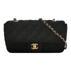 Chanel Classic Flap Extra Mini Satén de Seda Negro Acolchado Herrajes Dorados