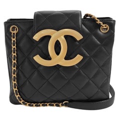 Chanel CC Kleine Umhängetasche aus schwarzem Lammfell mit riesigem goldfarbenem CC-Logo