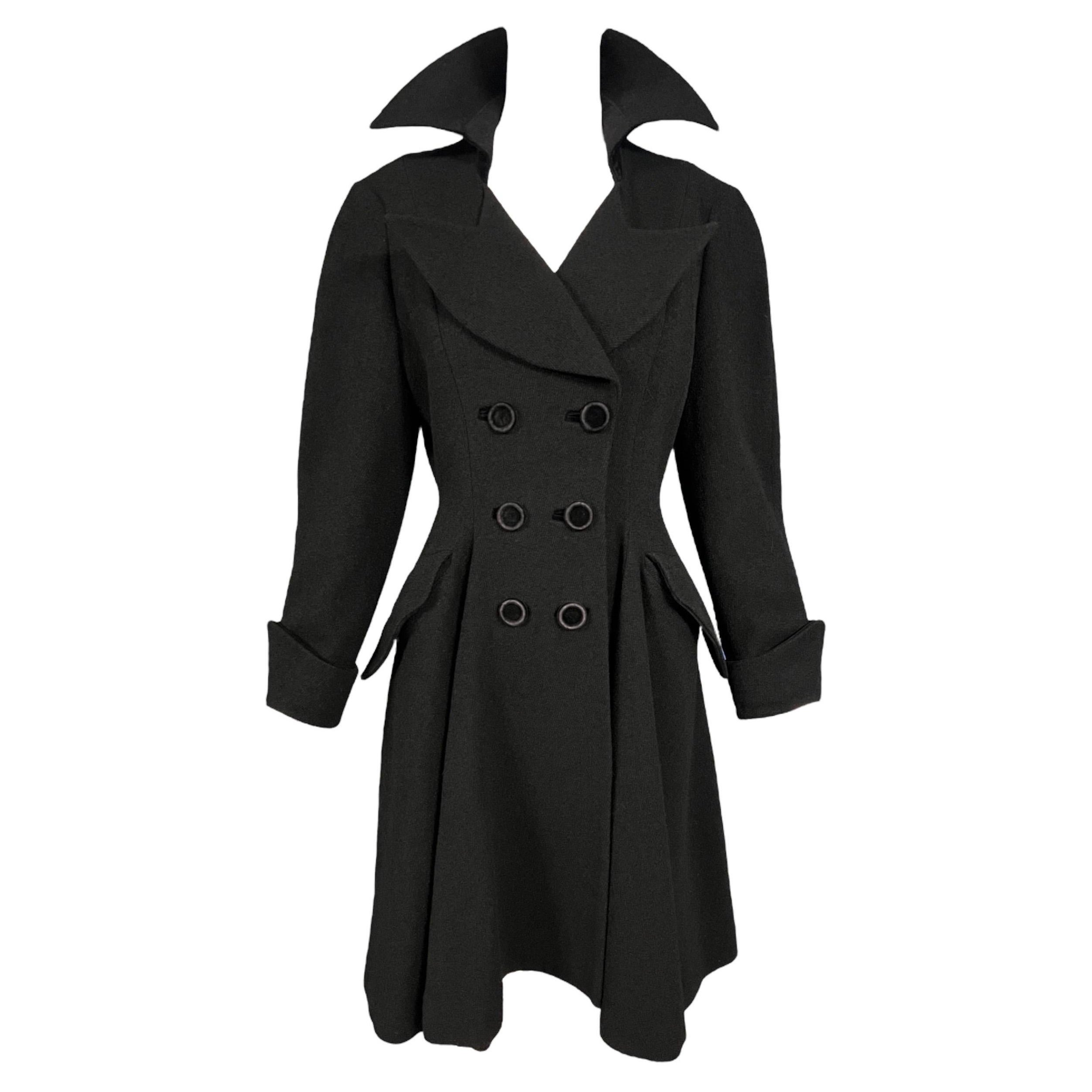 1990er Thierry Mugler Dramatischer schwarzer Mantel mit Samtbesatz im Angebot