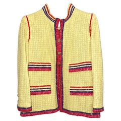 Chanel Classic gelbe Tweed-Jacke mit lila-roten Besätzen