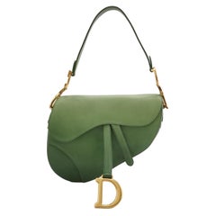 Borsa a spalla Dior Saddle Medium in pelle verde con finiture dorate