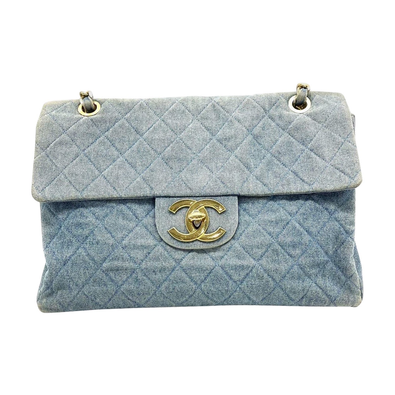 Chanel Vintage Classic Maxi 34 Blaue Jeans Denim Riesen CC 24 Gold Hardware mit Klappe im Angebot