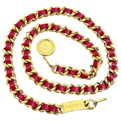 Chanel Vintage anni '80 rosso + oro dorato anni '80 Catena CC Medaglione Cintura o Collana
