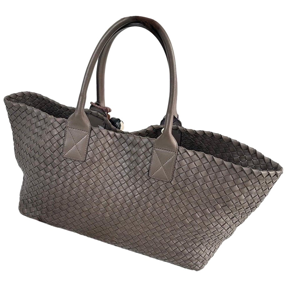 Bottega Veneta Cabat Large Intreccio Leather Tote Bag Grey 40-43cm In Good Condition For Sale In AUBERVILLIERS, FR