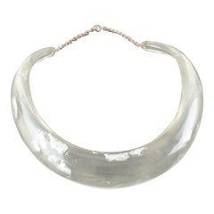 Collana con collare rigido in resina trasparente con inclusioni di scaglie d'argento